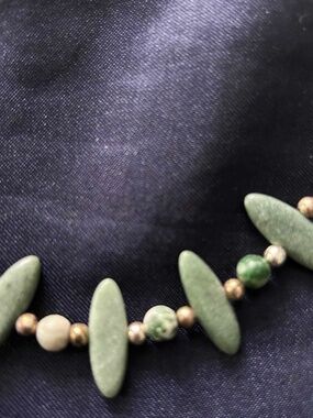 NECKLACE AGATE GEMSTONE SLICES LT GREEN WITH GREEN/WHITE BEADS & GREEN/WHITE